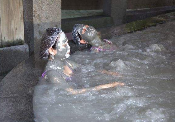 女子出国旅游,看到一堆人泡在泥浆里,知道后不淡定了|泥巴|火山泥