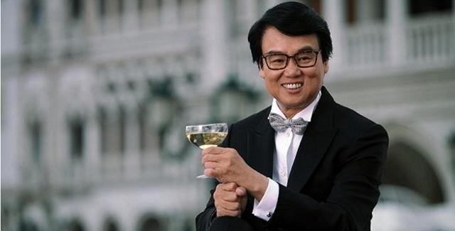 黄百鸣和好友海上派对,与美女合照大秀身材,腹肌十分惹眼