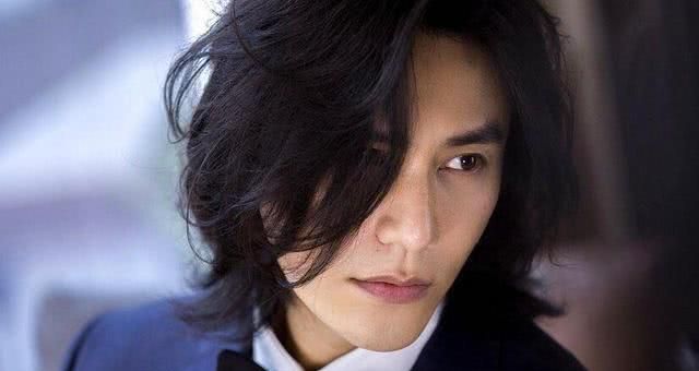 陈尊佑晒卷发戴耳钉近照帅气十足,乍一看像极陈坤