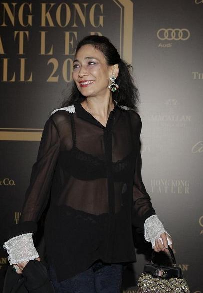 赌王大房争产升级何超贤暗讽妹妹没孩子争家产不识大体闹掰