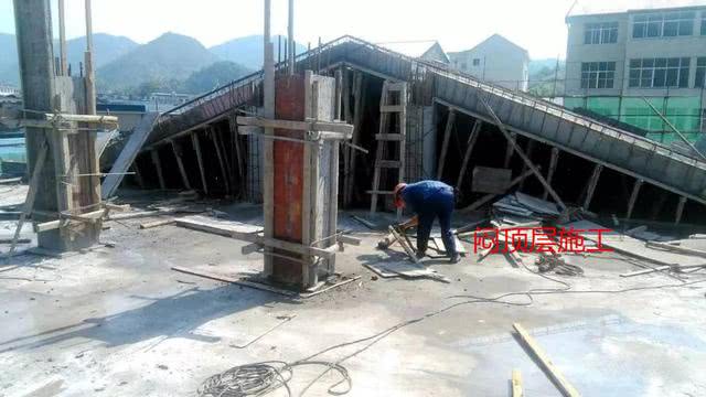 明明是顶楼带阁楼,怎么变成闷顶层了?师傅:太热了,哪能住人