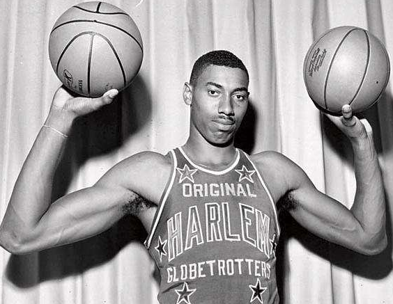 张伯伦身材有多夸张手臂肌肉粗如篮球奥尼尔在身边显娇小