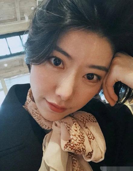 李亚鹏新女友晒近照,从坐姿看性格:比王菲性感,但终究是模仿