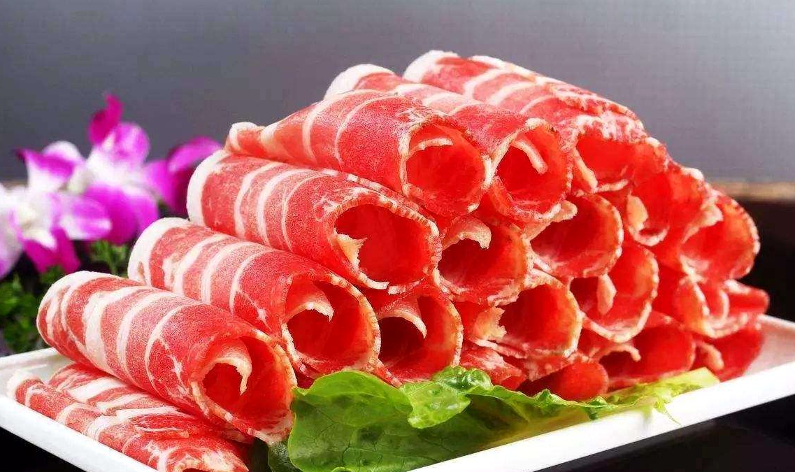 吃火锅时,肉类下面总是垫着一片生菜,没想到作用还挺多的