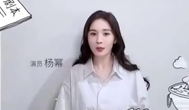 杨幂上央视好拘束 穿2799男衬衫配微卷长发 央视 杨幂 长发 新浪新闻 杨幂上央视好拘束 穿2799男衬衫配微卷长发 央视 杨幂 长发 新浪新闻