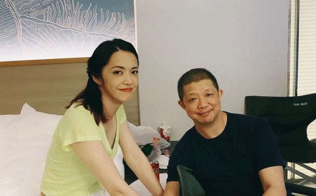 姚晨一家三口罕同框曹郁抱起老婆当众亲吻撒狗粮