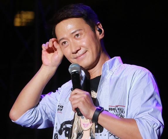 53岁黎明罕露面身形佝偻显憔悴粉丝争相合影人气不减当年