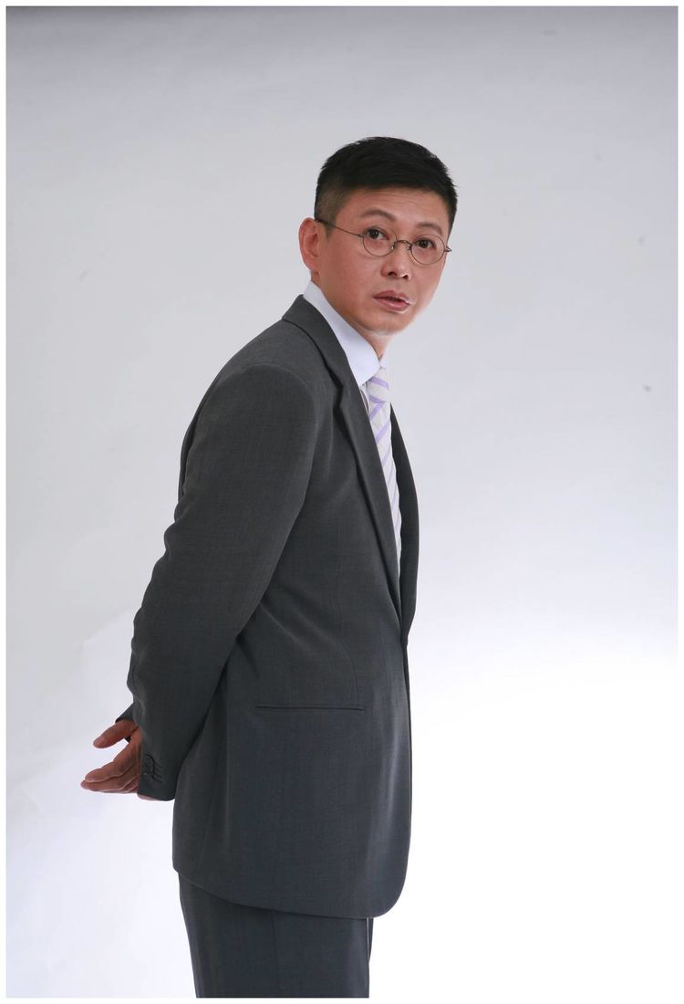 他曾是"央视一哥",曾与董卿相爱6年,如今二婚再娶小20岁娇妻