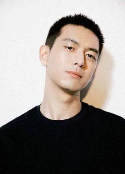 这也让李现更多了不少的帅气魅力,而不久前李现新剪的平头发型让他更