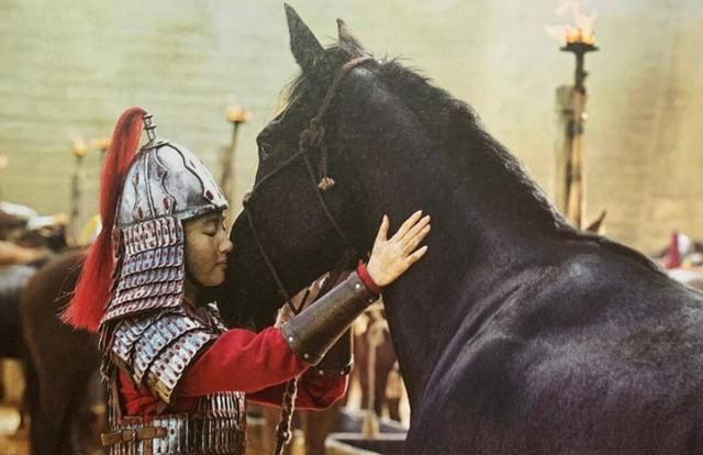 花木兰新剧照曝光穿上盔甲的刘亦菲英气十足