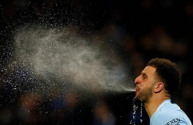 终于有人说清楚了!足球运动员喝完饮料后,为啥都会吐出来?