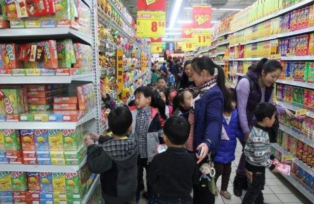5岁孩子超市买东西,看清手上的东西后,路人:活该她优秀|超市|小孩|小