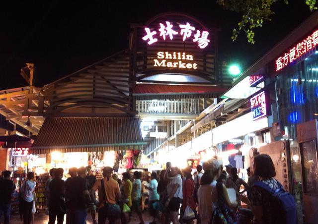 夜市可分为两大区,一个是传统阳明戏院周边的街道;另一边则是集中管理