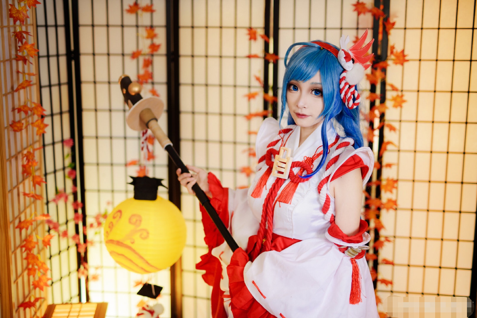 王者荣耀:伊势巫女大乔cos冷艳登场,这小腿袜太好看了吧