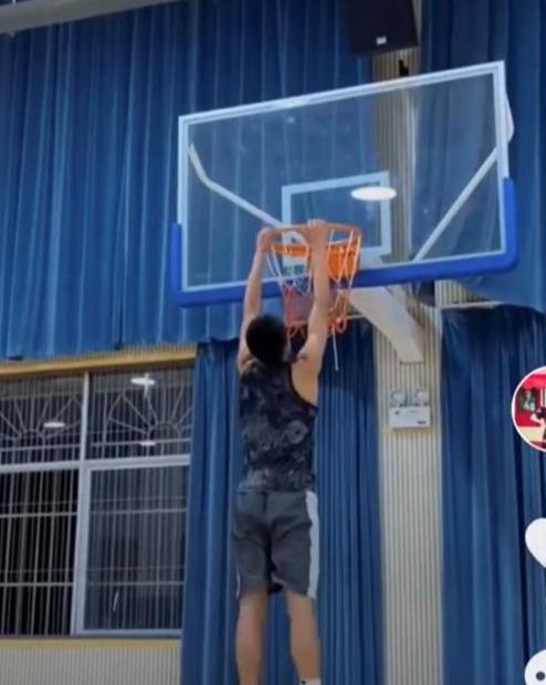 92米,是一名不折不扣的小巨人.