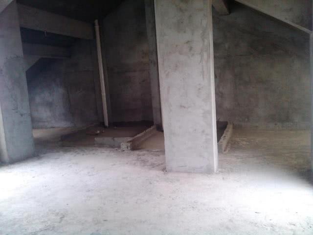 明明是顶楼带阁楼,怎么变成闷顶层了?师傅:太热了,哪能住人