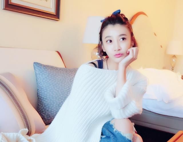 唐菀与曹云金离婚后带娃露面,皮包骨状态惹人疼