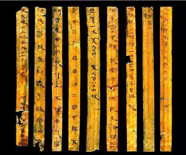 张家山汉墓中发现了大量的汉代典籍,其中包含了《二年律令》,《奏谳书