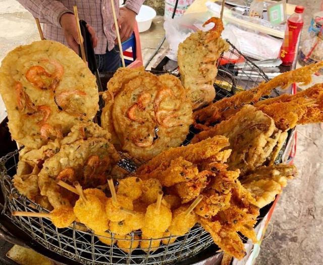 便宜到让人怀疑的小吃,大妈摆摊卖油炸虾,食客都问钱够吗?