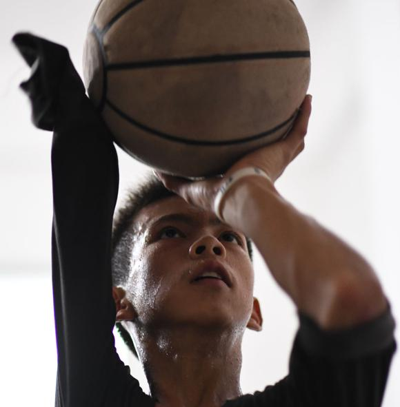 励志!独臂少年单挑徐杰上演梦幻脚步!易建联伸出左手太暖心!