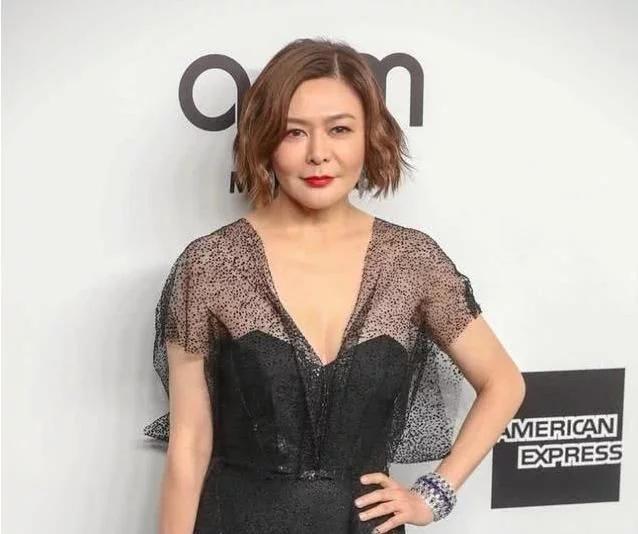 57岁关之琳真老了!穿蕾丝裙也难凹出性感,无修图脸部皱纹太真实