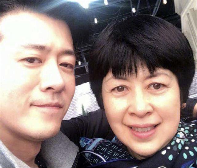 好的,她的母亲是圈中的金牌制作人和著名影视公司荣信达创始人李小婉