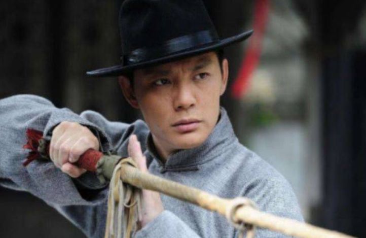 他依靠妻子走红,成名后抛妻弃子另娶新欢,今46岁沦落到无戏可拍