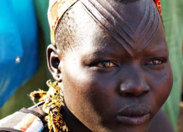 非洲奇葩的部落:女孩为"求爱",用刀和圆盘将身体打造成艺术品