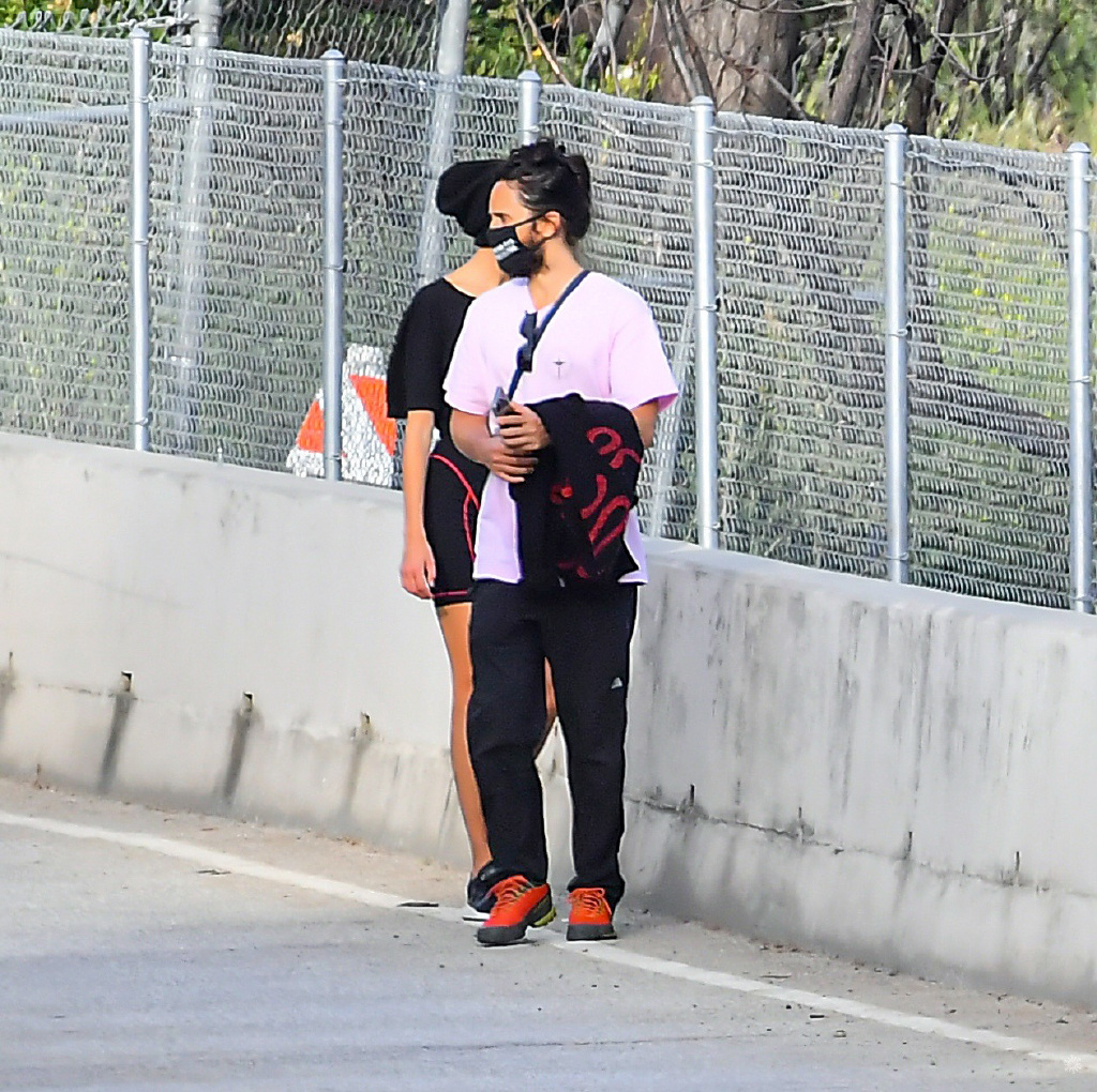 49岁杰瑞德莱托和女友约会吸血鬼莫比亚斯被太阳晒得超憔悴