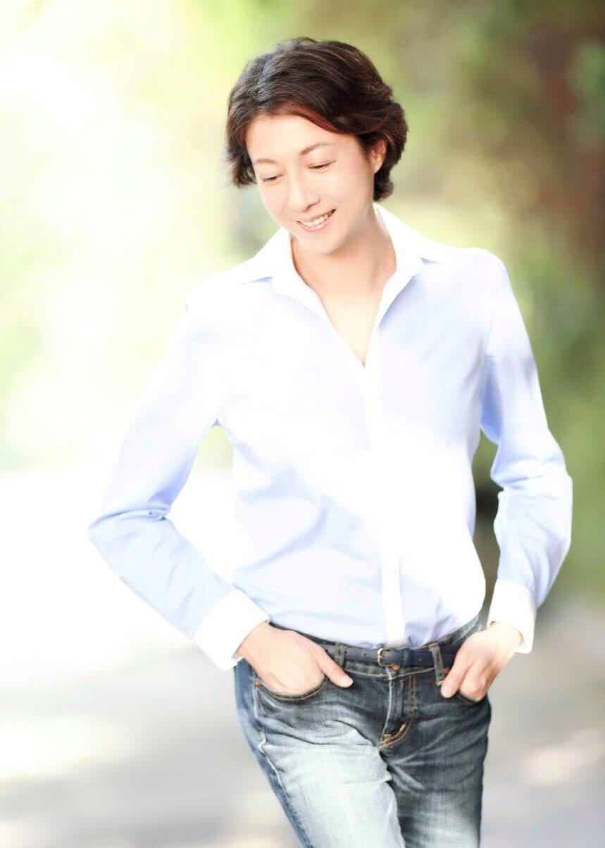 吴绮莉步入中年依旧风华绝代!白色蕾丝上衣搭配牛仔短裤清新减龄