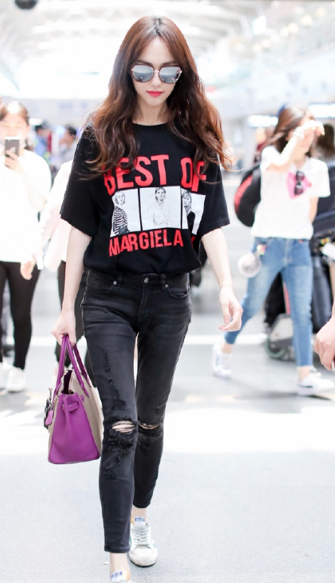 唐嫣真是气质女神,穿黑色t恤配牛仔紧身裤走机场,身材不输超模