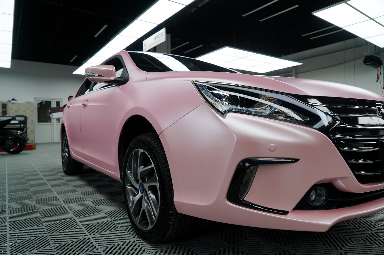 追求极限 绽放青春 比亚迪秦ev改色电光金属樱花粉