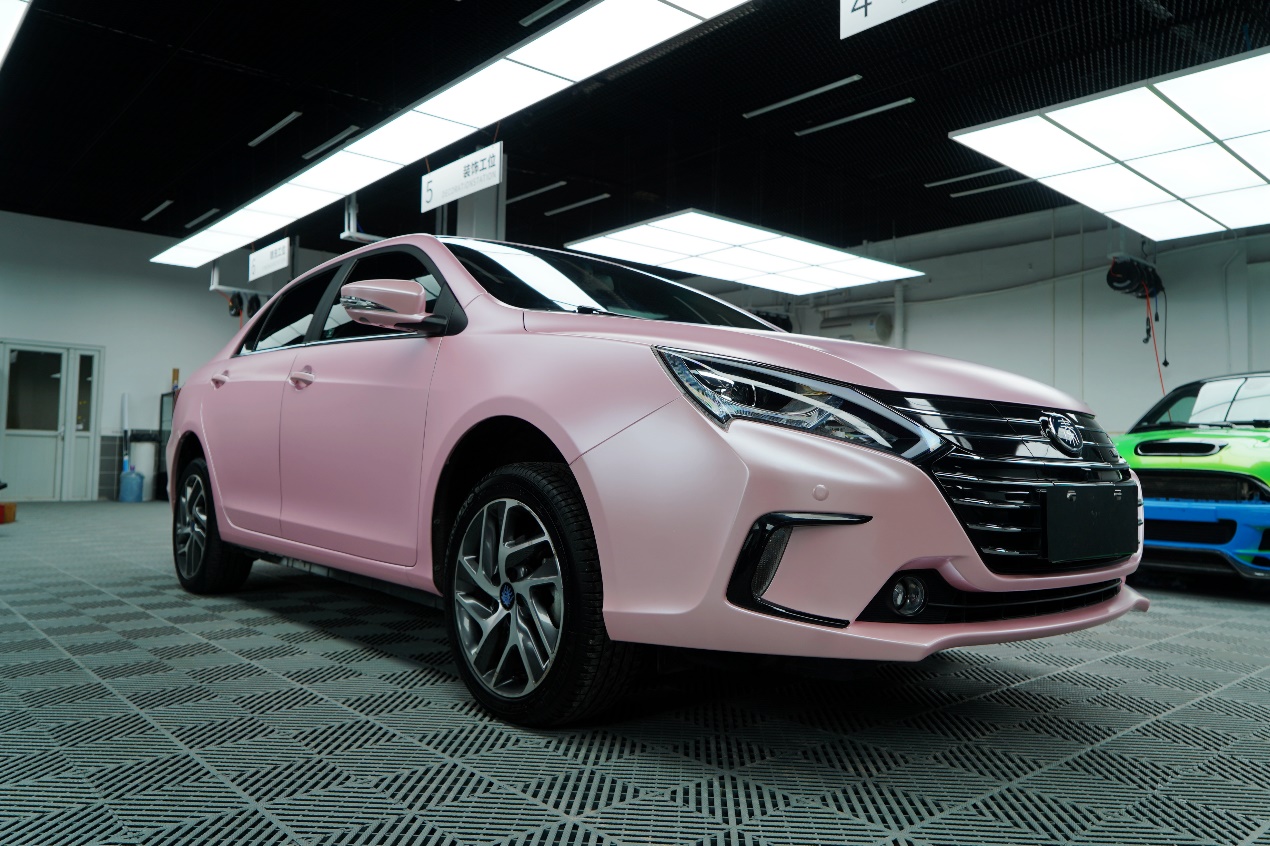 追求极限 绽放青春 比亚迪秦ev改色电光金属樱花粉