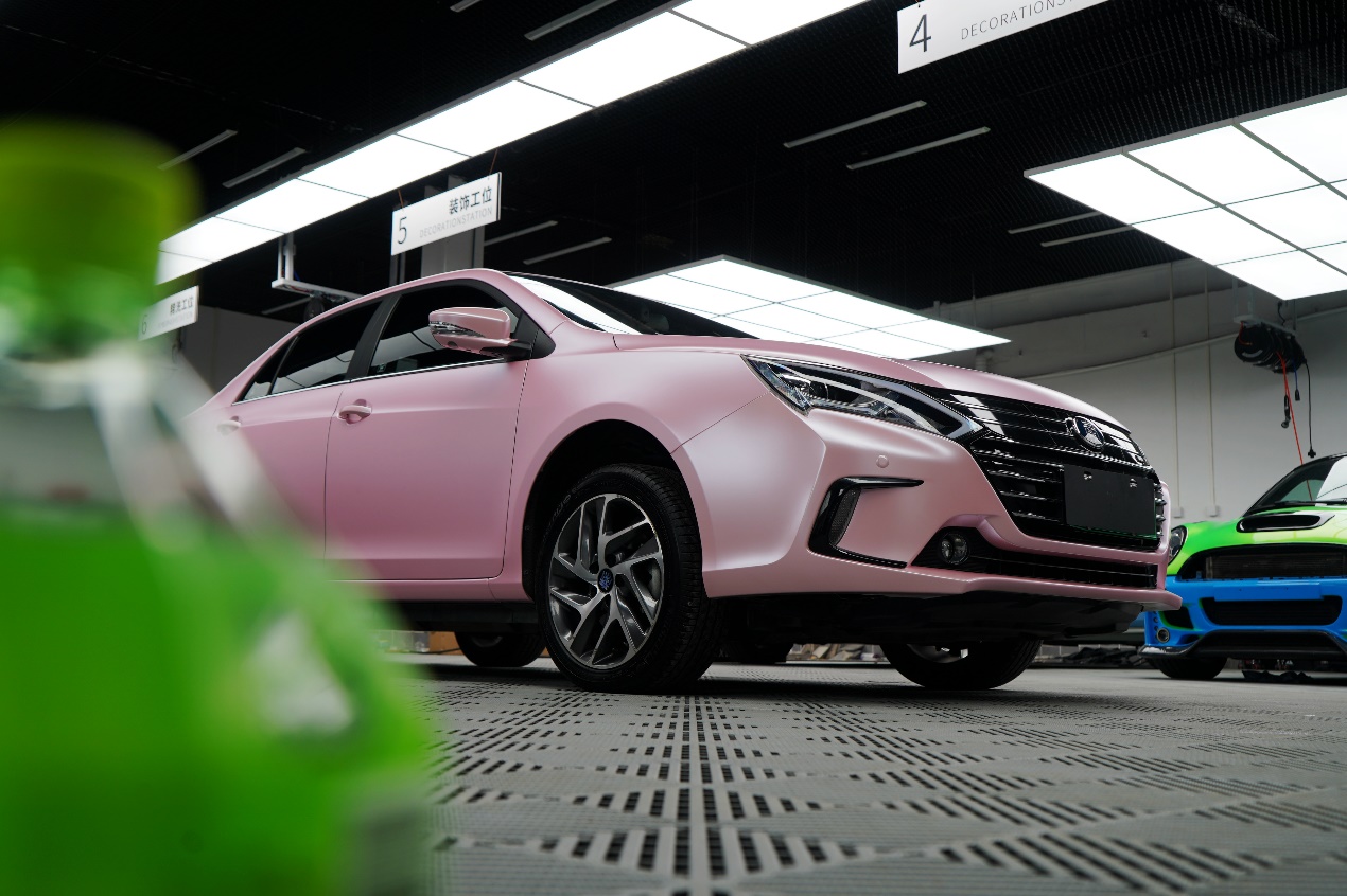 追求极限 绽放青春 比亚迪秦ev改色电光金属樱花粉