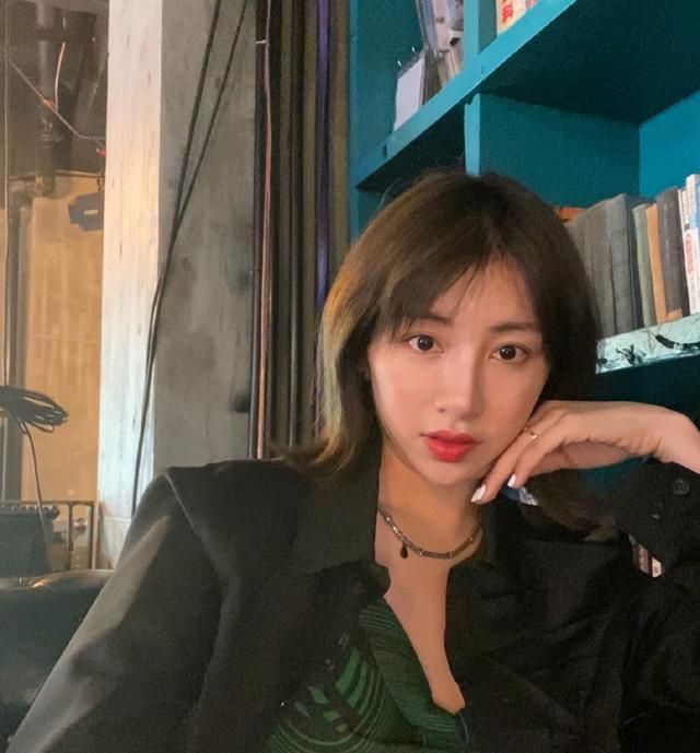 现在周捷的生活很充实,她有自己的工作也有爱她的老公和孩子,容貌美丽