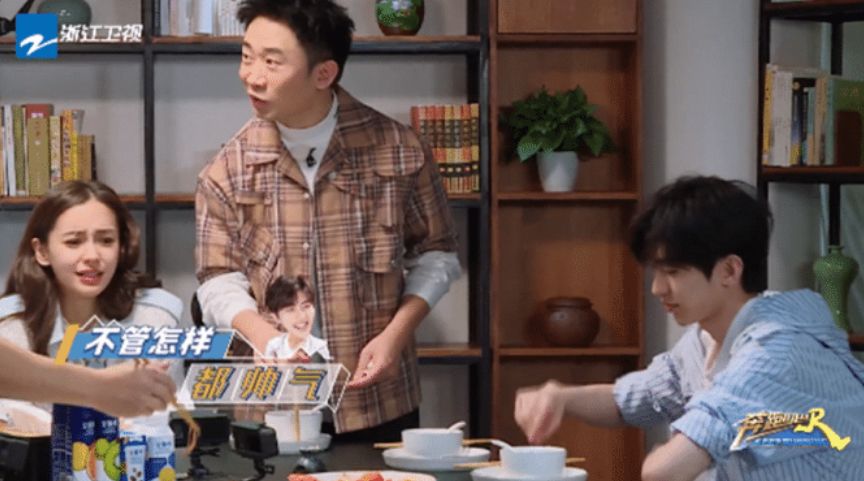 两大王牌综艺颜值担当,一人录节目已彻底放飞自我,一人却顾耍帅