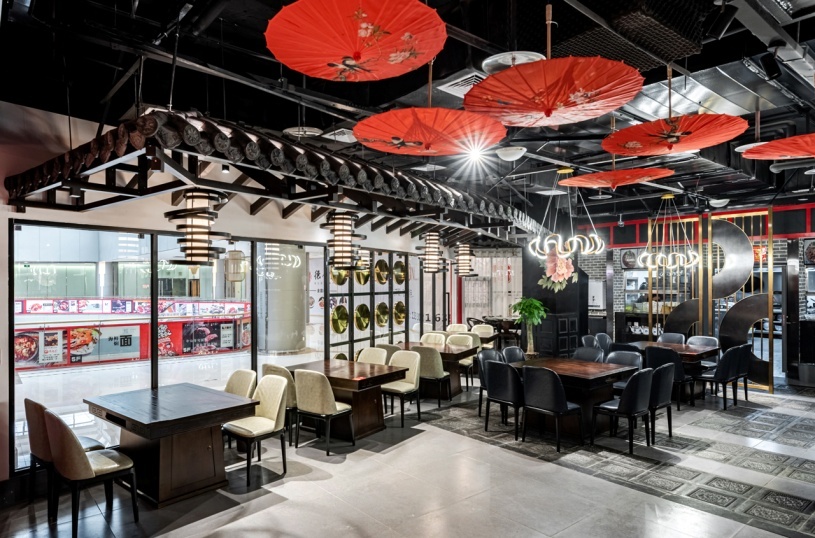 风格,把时间线从仿古拉回到民国,这个基调确定了最后墙绘的图案和色彩