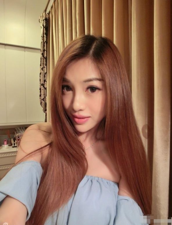 小鲜肉追47岁女星被拒,对方称不愿养小男友,带孩子已经够辛苦|吴玟萱