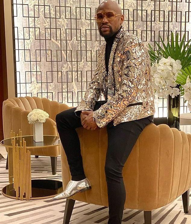 拳王梅威瑟开派对撒钞票!身穿15万美元外套,一夜撒了300万美元