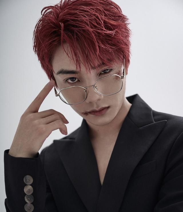 个性十足,搭配一副银框眼镜,又又透着斯文气息,"斯文败类"的漫画感