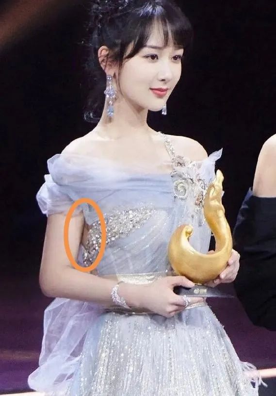 杨紫路透精修差距大:身材肥胖虎背熊腰,身旁助理都比她瘦上一圈