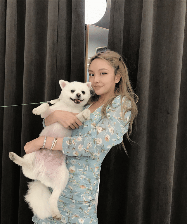 周扬青小号晒侧脸无修照片,调侃自己脑袋不光大还圆|光大|周扬青|脑袋