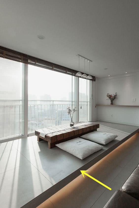 韩国人好小资,阳台不放洗衣机也不打柜子,打地台装灯带真有情调