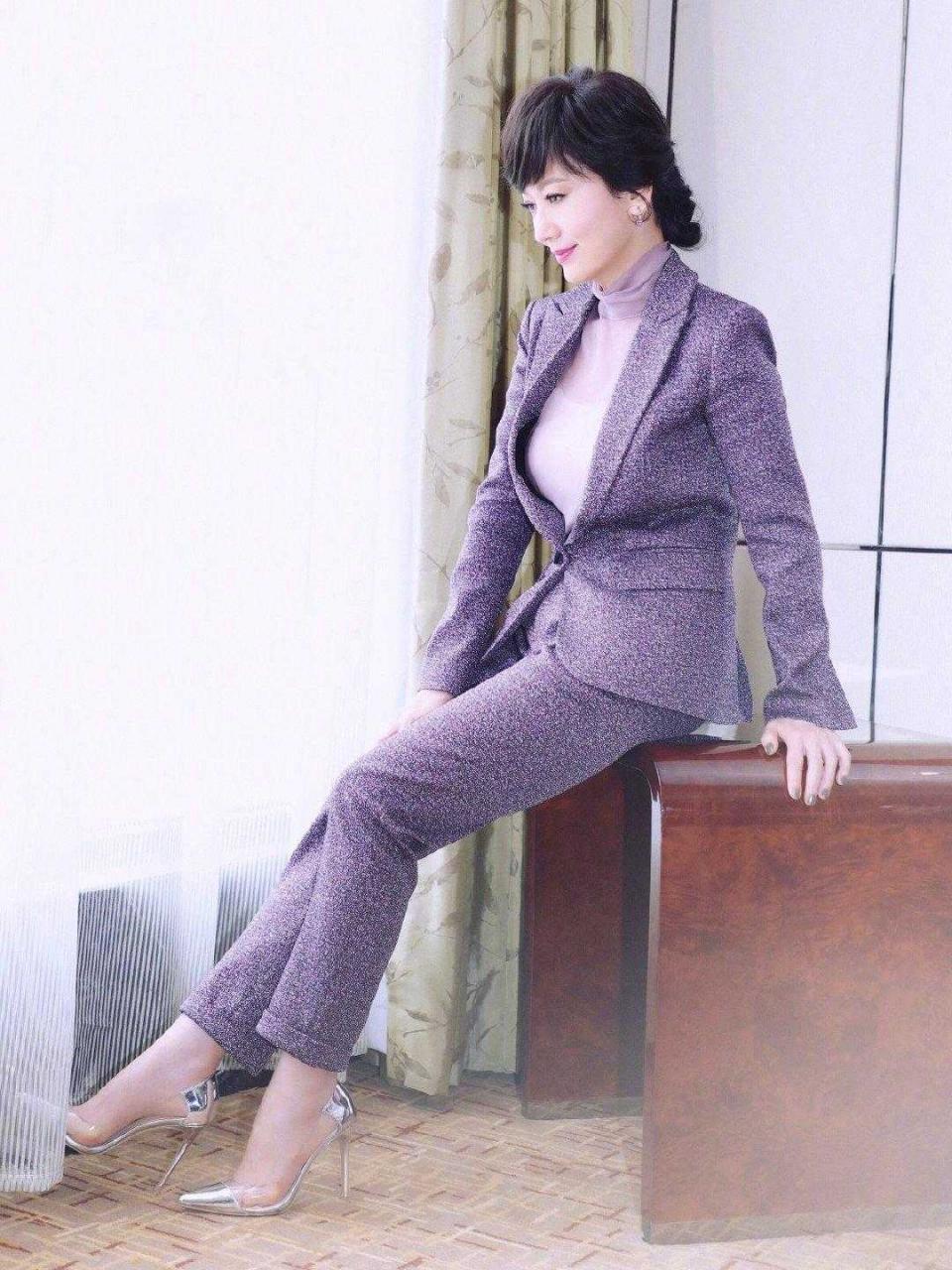 赵雅芝真是冻龄女神,穿白色上衣搭配黑色阔腿裤走机场,减龄时髦