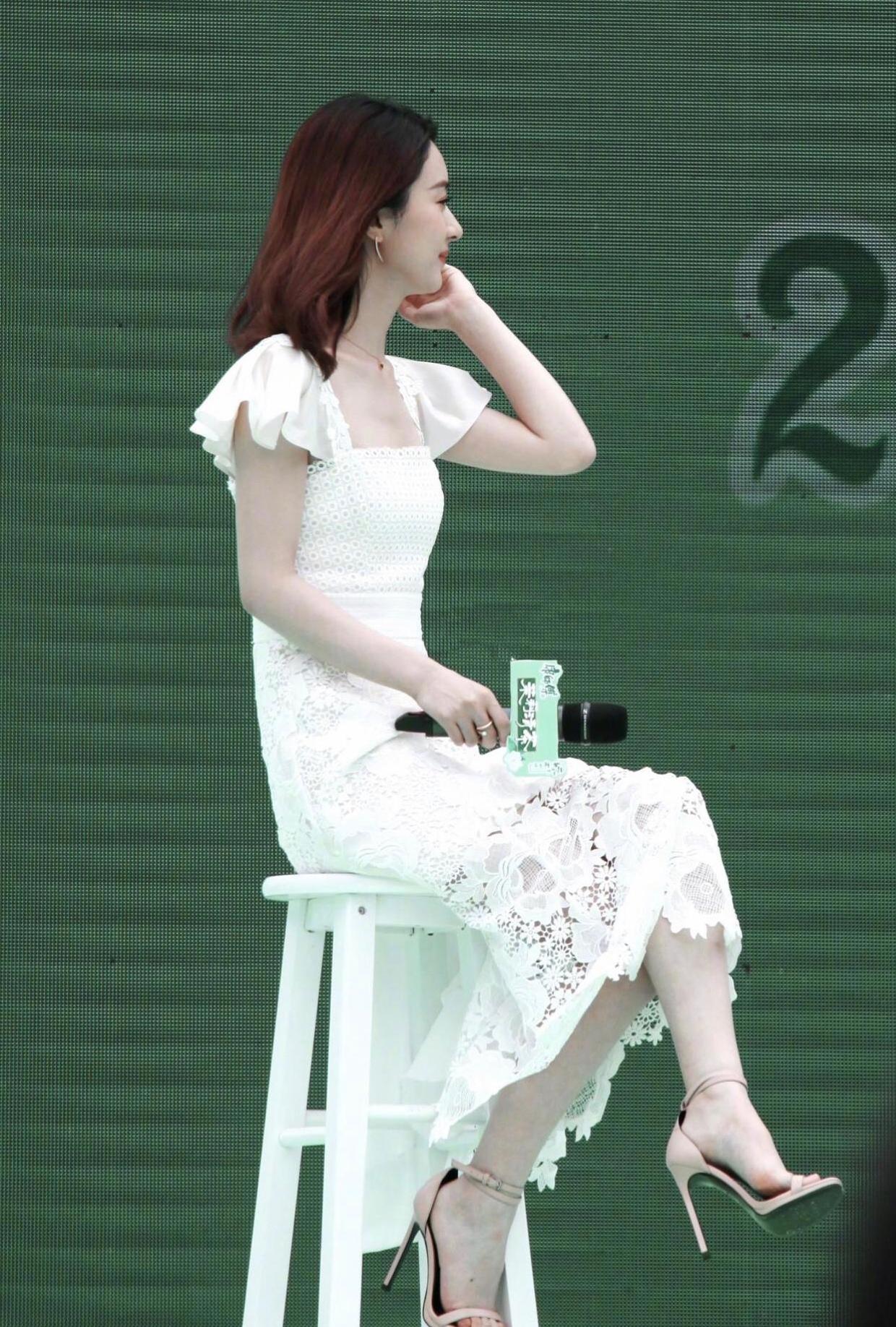 赵丽颖生娃后还那么有少女感一袭白色连衣裙优雅俏皮甜美可爱