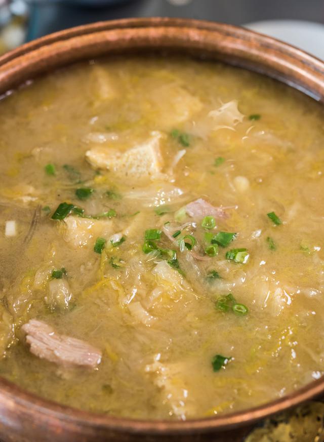 至出香味,放入酸菜并炒出香味;5,倒入适量清水,没过排骨,汤可以宽一些