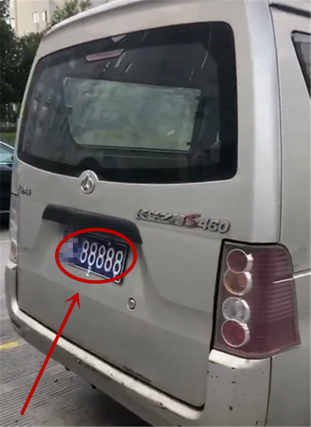 温州“网红”面包车，挂88888牌，牌值7位数，车牌常被误认为套牌