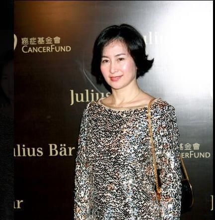 赌王大房争产升级!何超贤暗讽妹妹没孩子争家产不识大体,闹掰