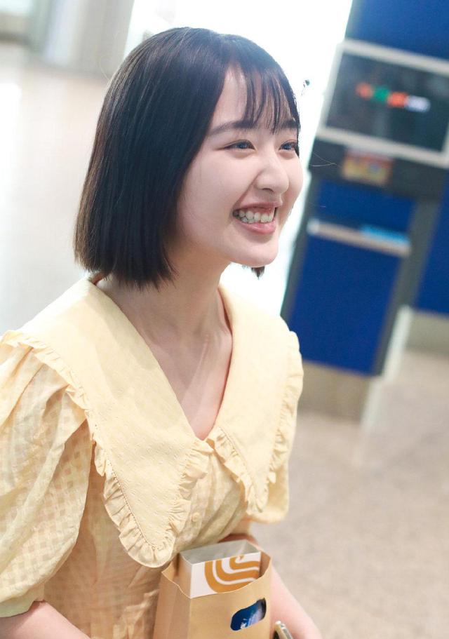 她15岁就已成名,前途一片大好,穿小黄裙梳短发,俏皮又可爱