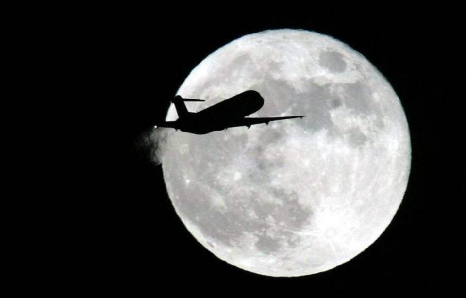 二战时的战斗机离奇失踪后竟在月球出现谁把它放到那里的